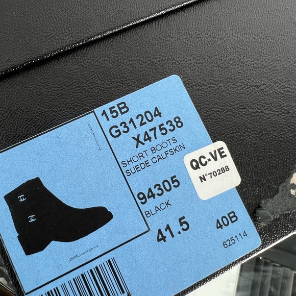 CHANEL Black Nubuck Leather Short Boots with GOLDTONE CC - Picture 9 of 11